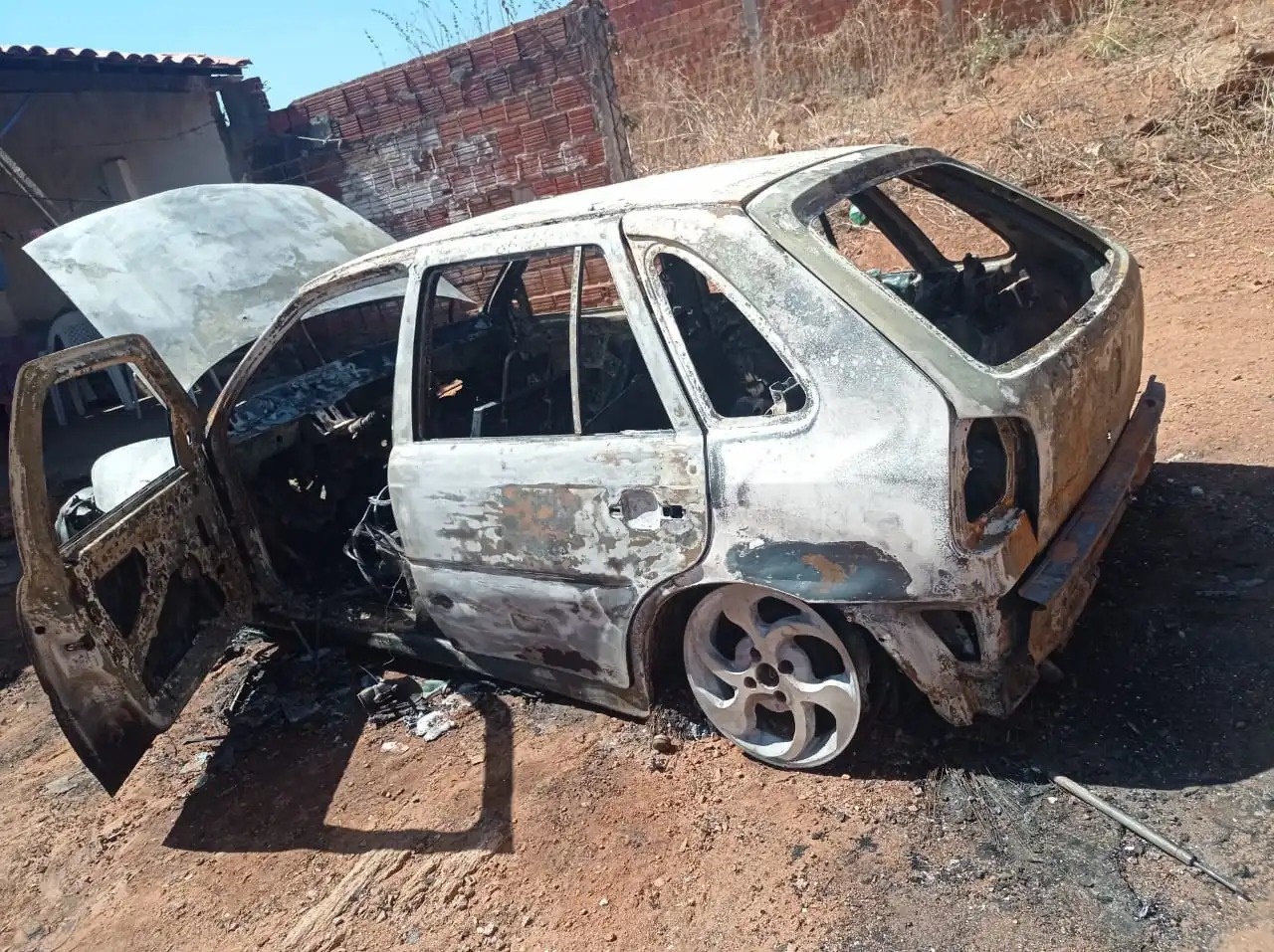 Veículo pega fogo na cidade de Crateús