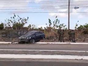 Veículo sai de pista da BR-116 e derruba muro da Base Aérea de Fortaleza