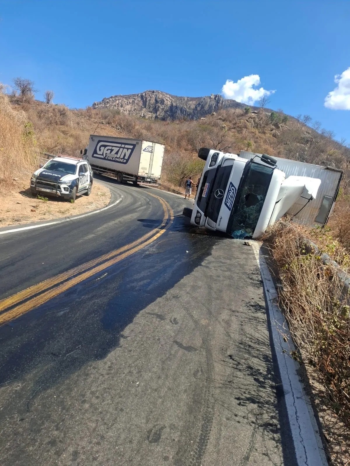 Tombamento de caminhão na Serra dos Macacos em Monsenhor Tabosa