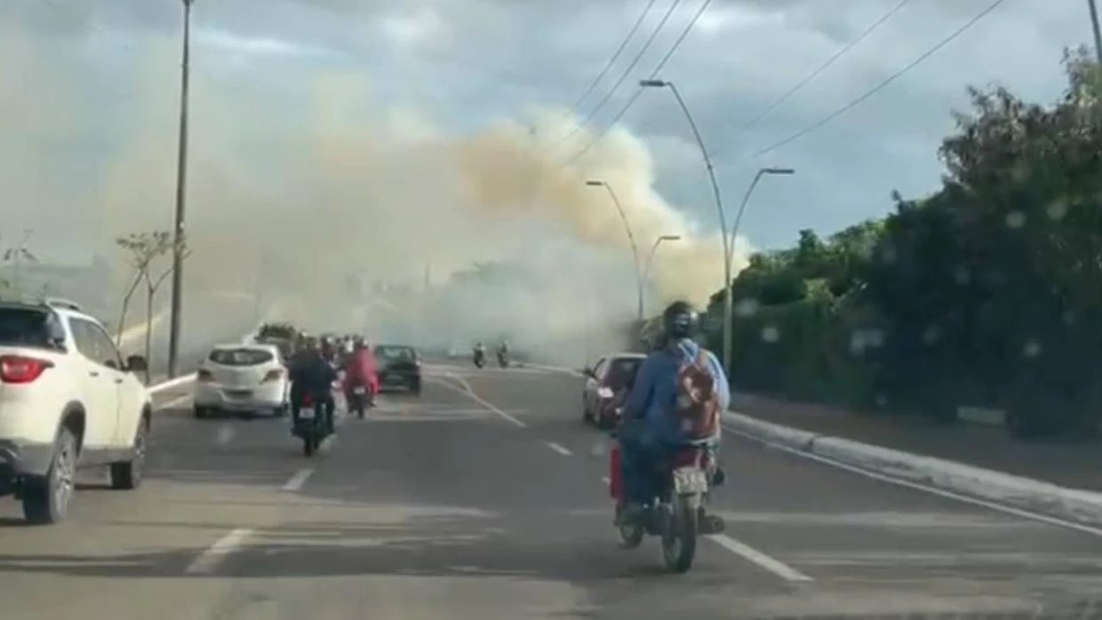 Incêndio atinge vegetação no Parque do Cocó, e fumaça invade pista em Fortaleza