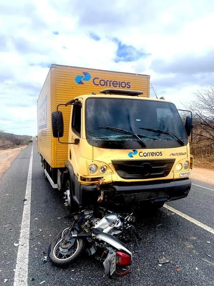 Colisão entre caminhão baú e moto, deixa uma vítima fatal