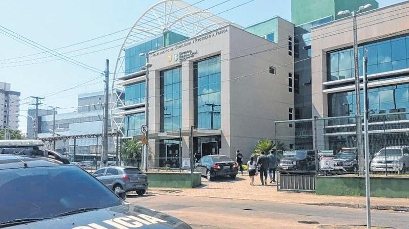 Policial militar é assassinado a tiros dentro de casa em Fortaleza; esposa é presa por homicídio