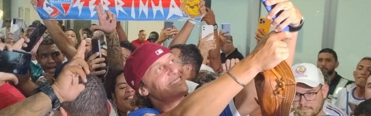 David Luiz desembarca com recepção calorosa da torcida do Fortaleza