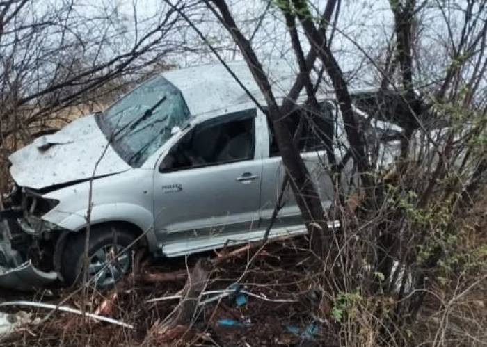 Hilux com 5 pessoas capota na BR-020, em Parambu