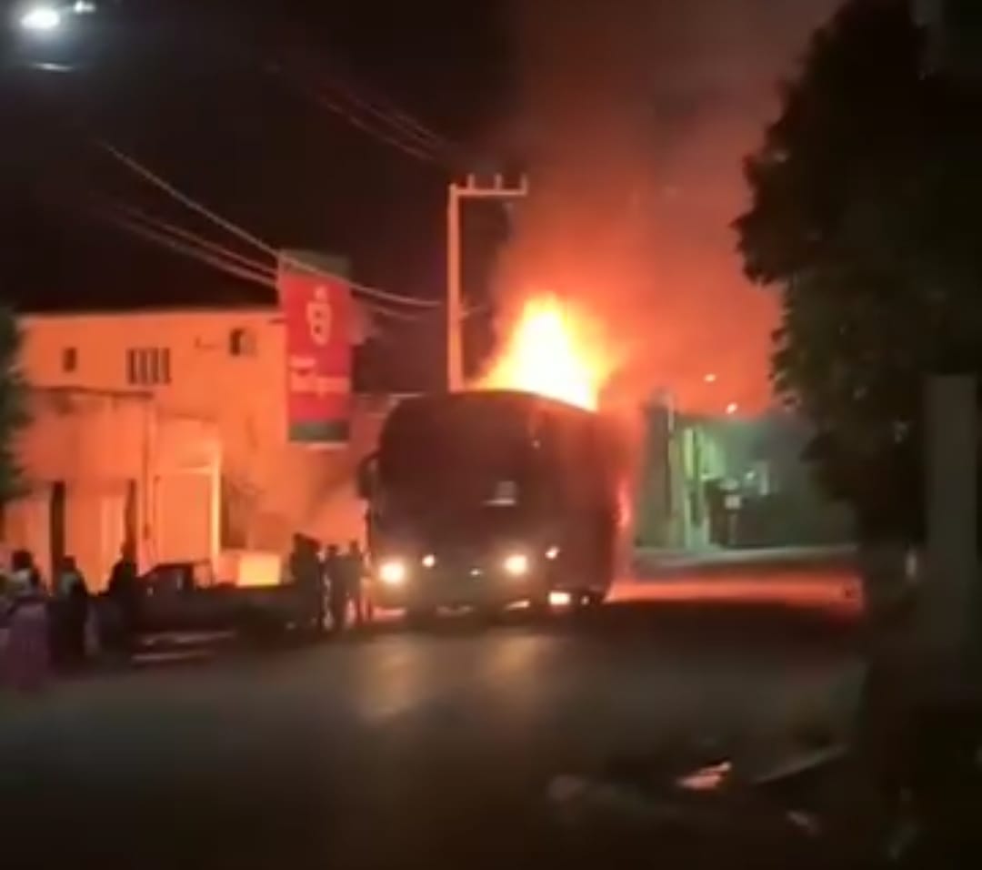 Ônibus que vinha de São Paulo para Tauá pega fogo no Estado do Piauí