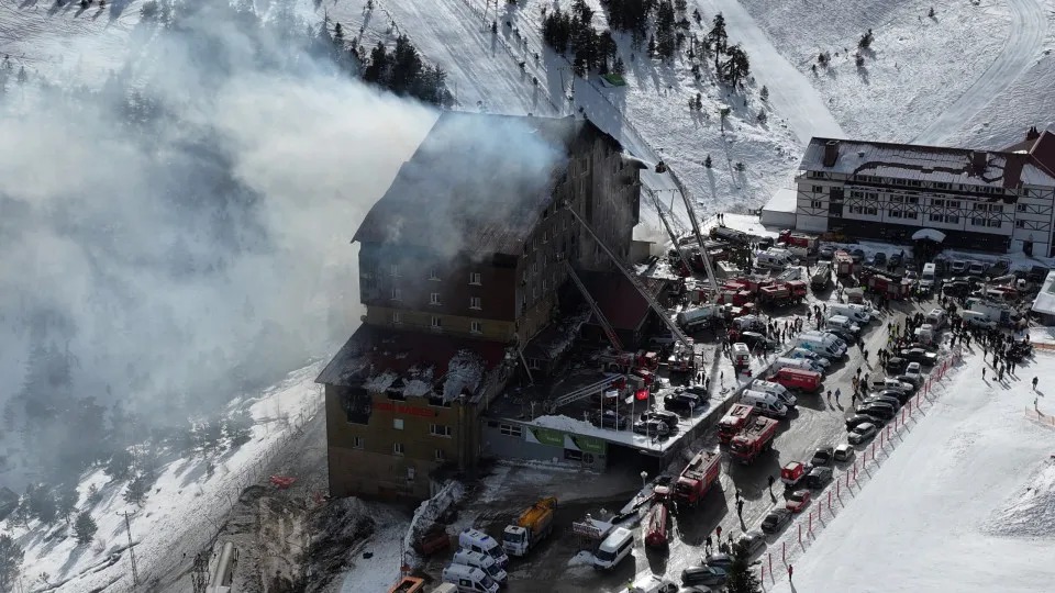 Mortes em incêndio em estação de esqui na Turquia sobem para 66