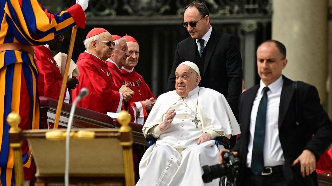 Papa Francisco faz surpresa e aparece na missa do Domingo de Ramos no Vaticano: ‘Feliz Semana Santa’