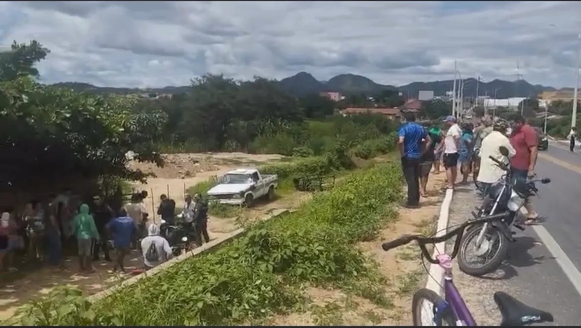 Carro com cinco passageiros capota em Tamboril