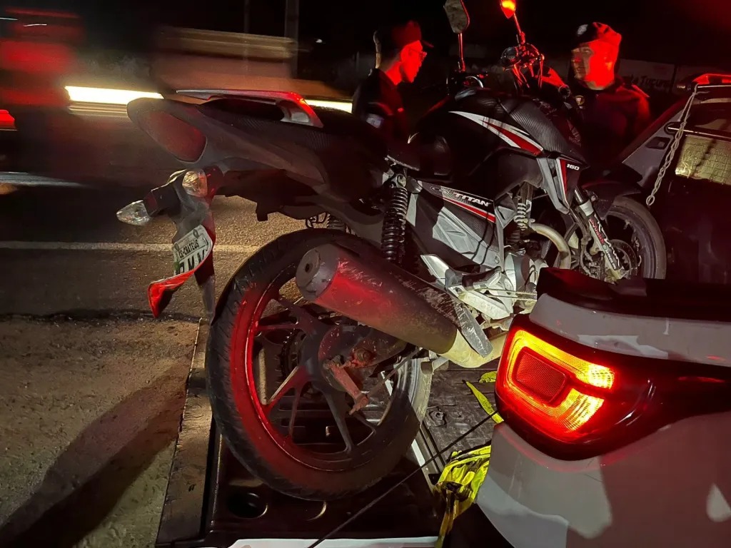 Colisão entre carro e motocicleta deixa pessoas feridas em Crateús
