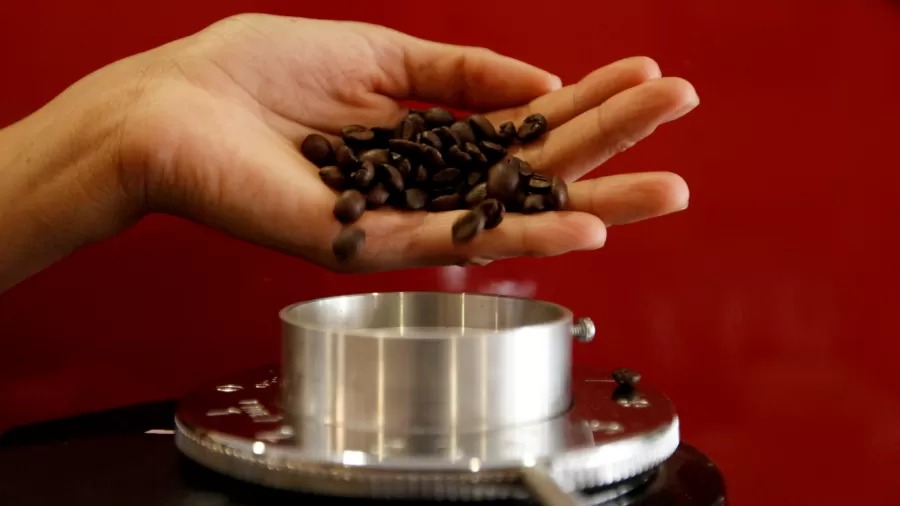Preço do café dobra e perspectiva de queda fica apenas para 2026
