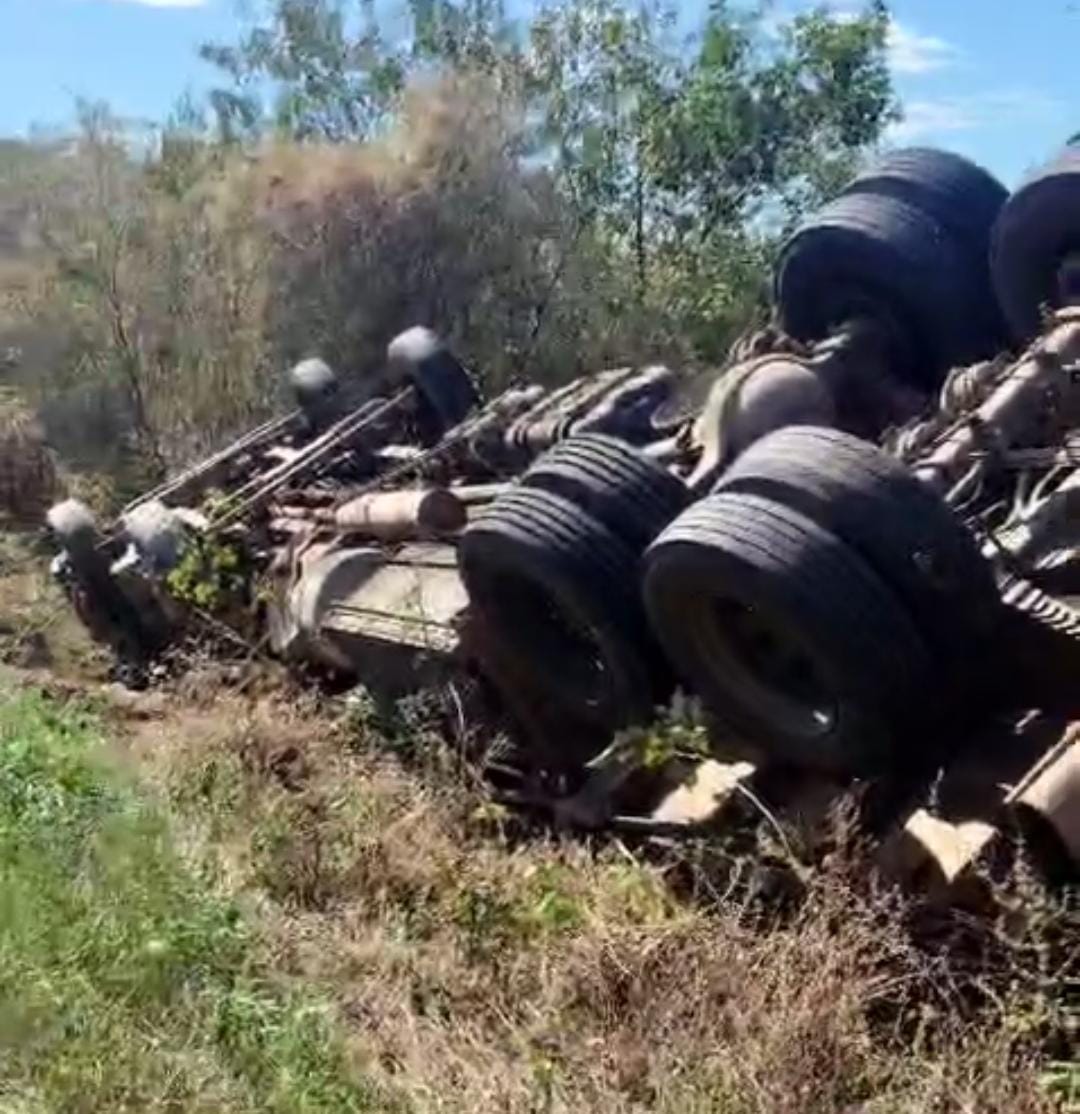 Caminhão tomba na CE-363 nas proximidades da cidade de Tauá