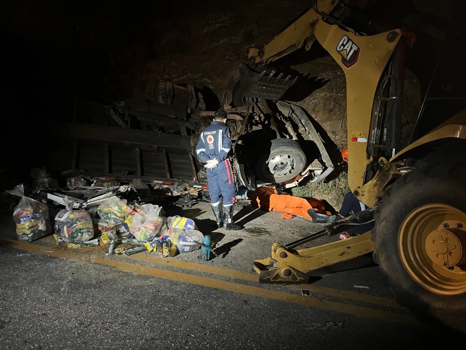 Caminhão capota e motorista fica preso nas ferragens do veículo na Ladeira de Tucuns