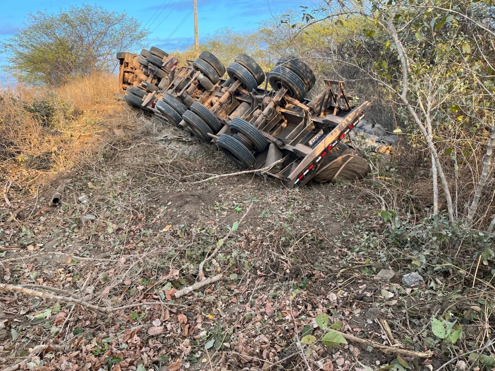Tombamento de caminhão é registrado na estrada que liga Crateús ao Distrito de Sucesso