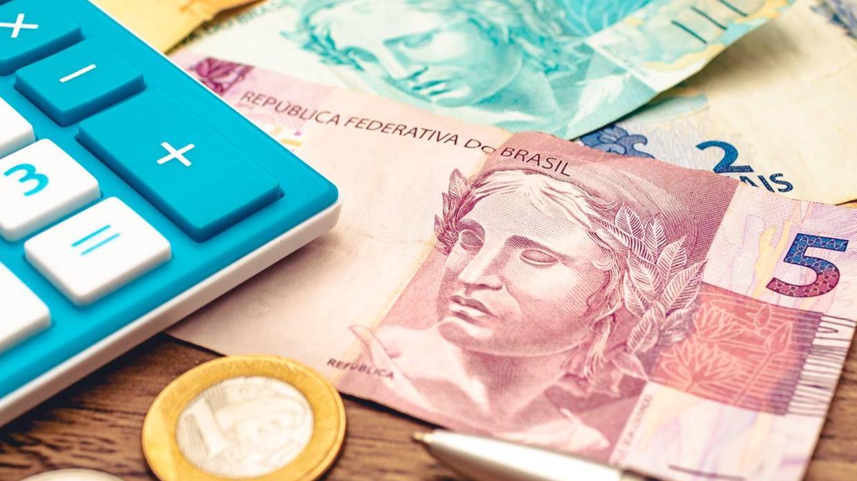 Cinco em cada dez brasileiros chegam ao fim do mês sem salário na conta