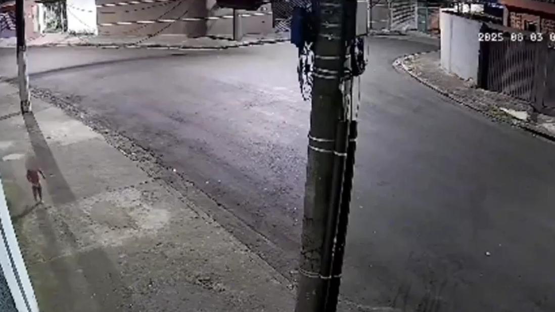 Vídeo flagra criança de três anos sozinha na rua, procurando mãe que tinha ido a baile funk em SP