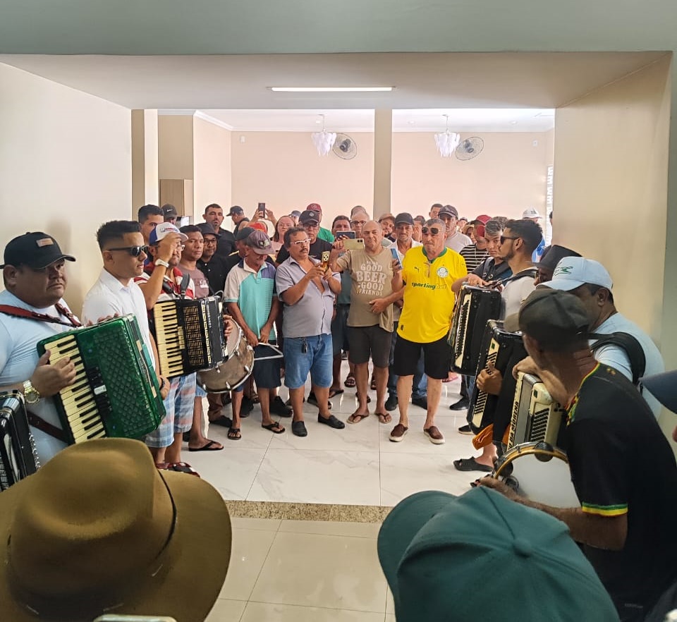 Sanfoneiros fazem homenagem de despedida de Chiquinho do Acordeon morto em um acidente