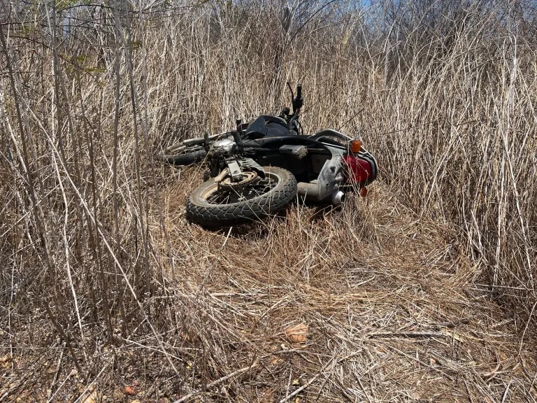 Motocicleta furtada é encontrada abandonada em Crateús