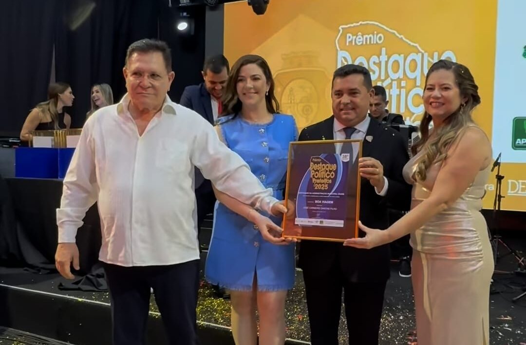 Prefeito Régis recebe prêmio entre os melhores prefeitos do Ceará