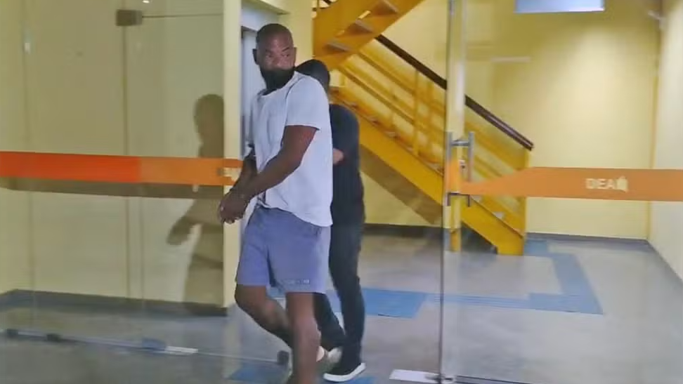 Homem é preso após perseguir ex-mulher até delegacia no RJ e ameaçá-la no local