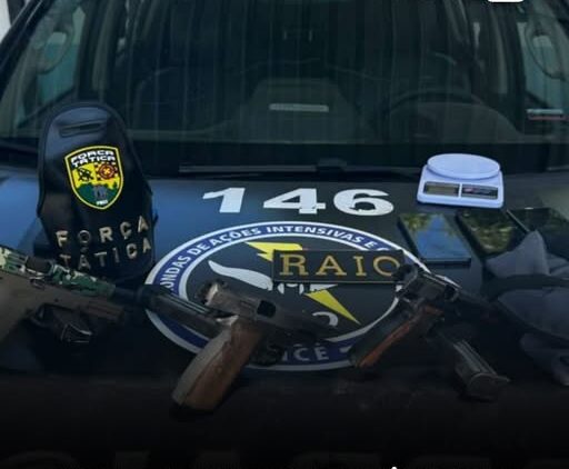 Policia prende dois homens, apreende menor, armas, munições e drogas