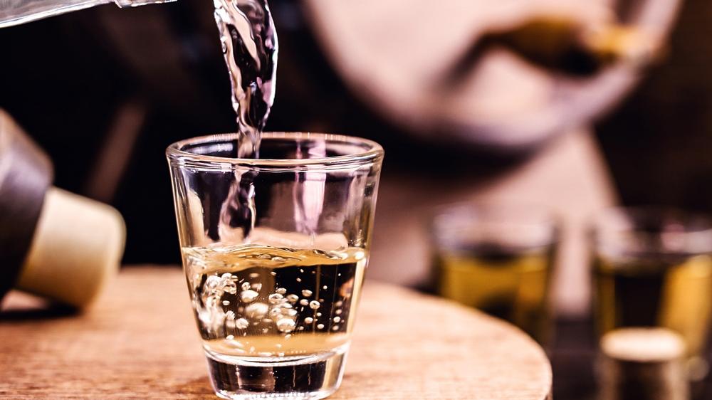 Polícia investiga morte de dois homens após consumo de bebida alcoólica em Fortaleza