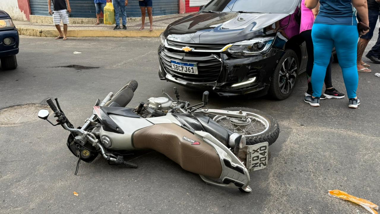 Acidente é registrado no centro da cidade nesta sexta-feira(14)