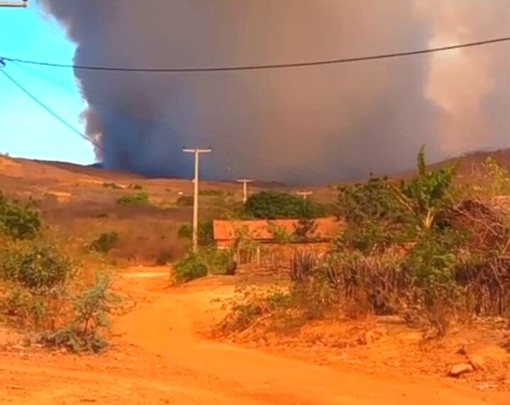 Corpo de bombeiros continua tentando combater fogo em Quiterianópolis