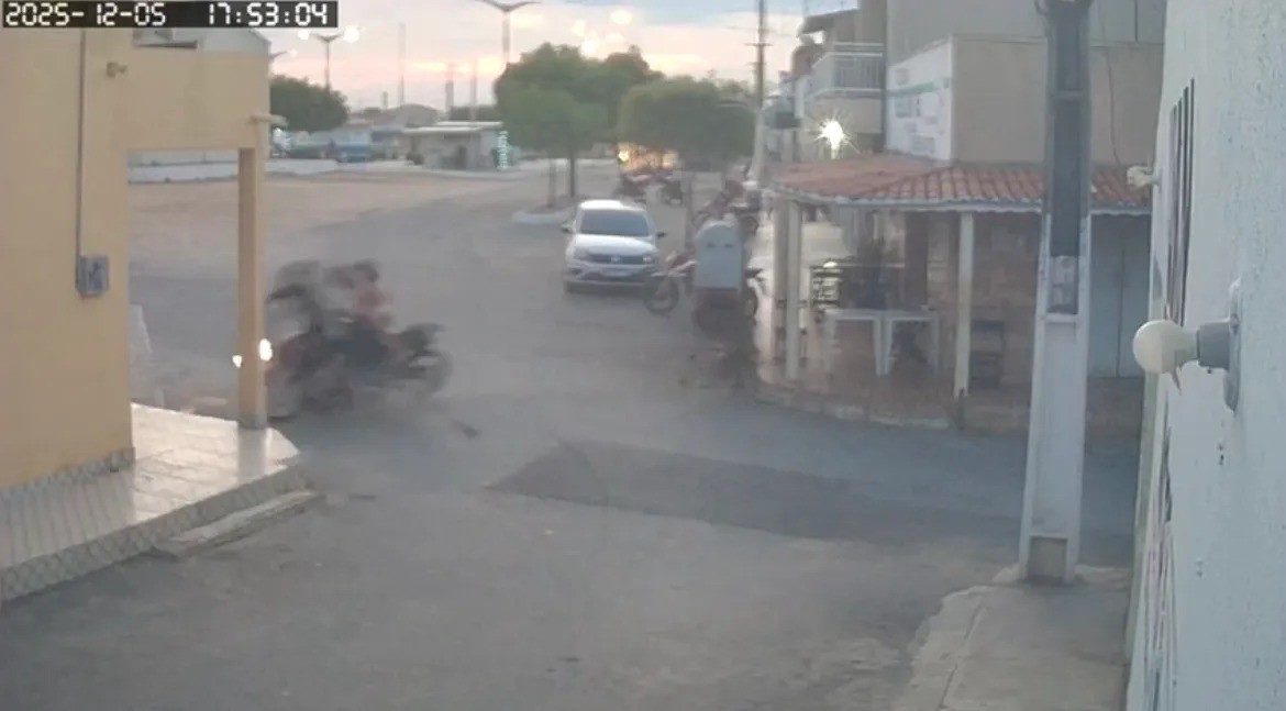 Duas pessoas ficam feridas após colisão envolvendo duas motos em Tamboril