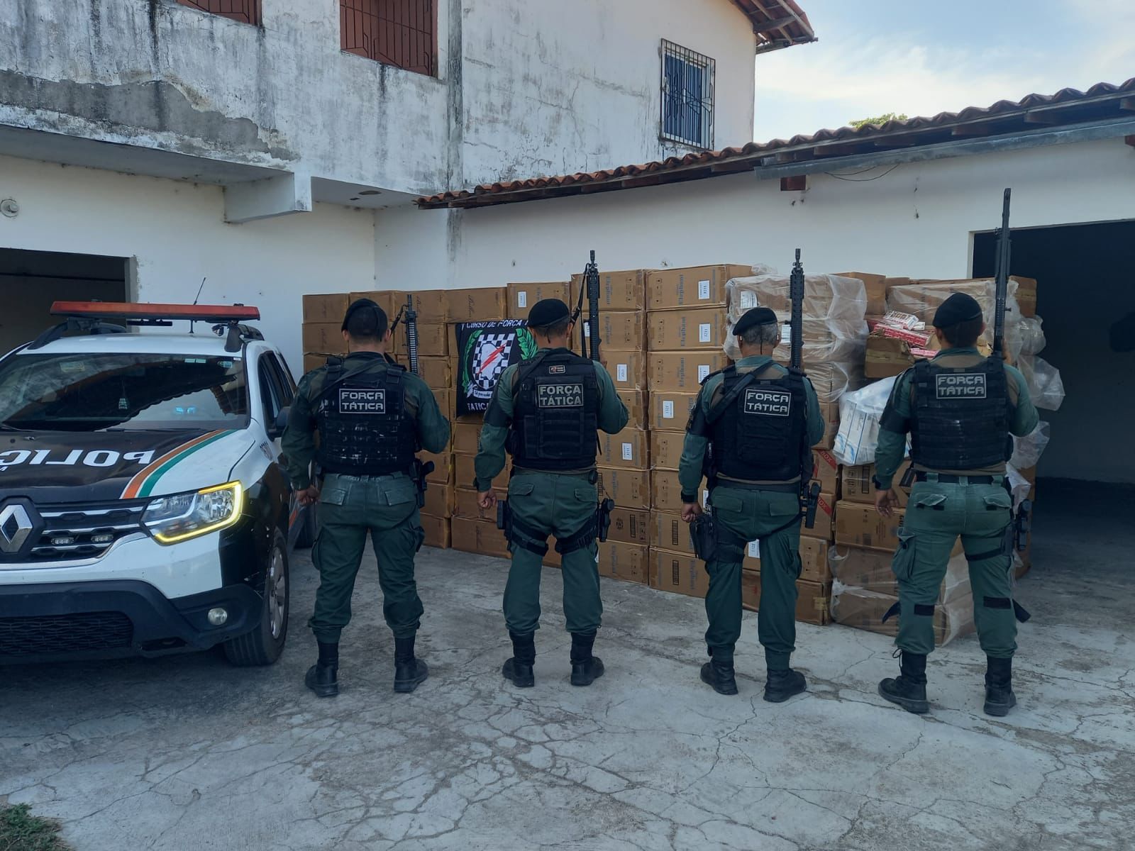 POLÍCIA – PMCE apreende mais de 240 caixas de cigarros em galpão no município de Pacajus