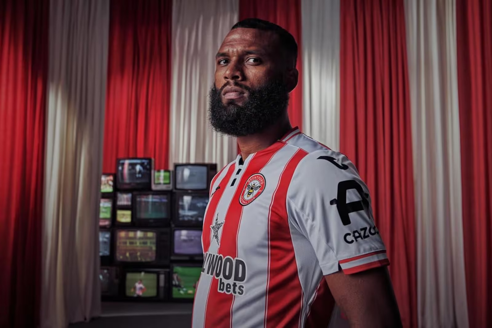 FUTEBOL – Quem é o brasileiro que já foi pedreiro e feirante e hoje vive conto de fadas na Inglaterra