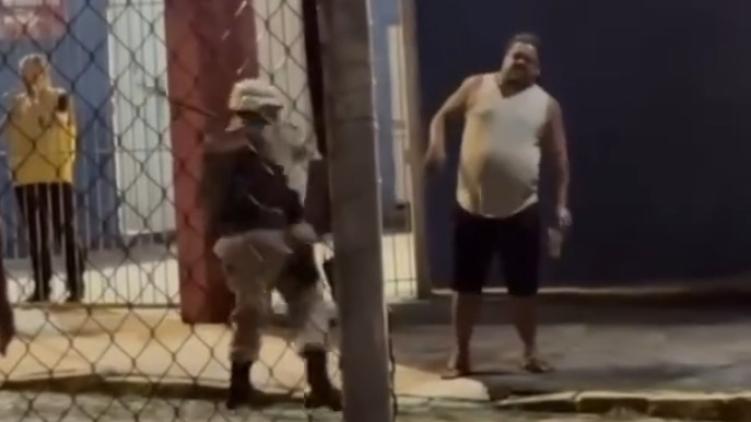 POLÍCIA – Ex-campeão mundial de futebol é agredido pela polícia após jogo no Brasil; veja vídeo