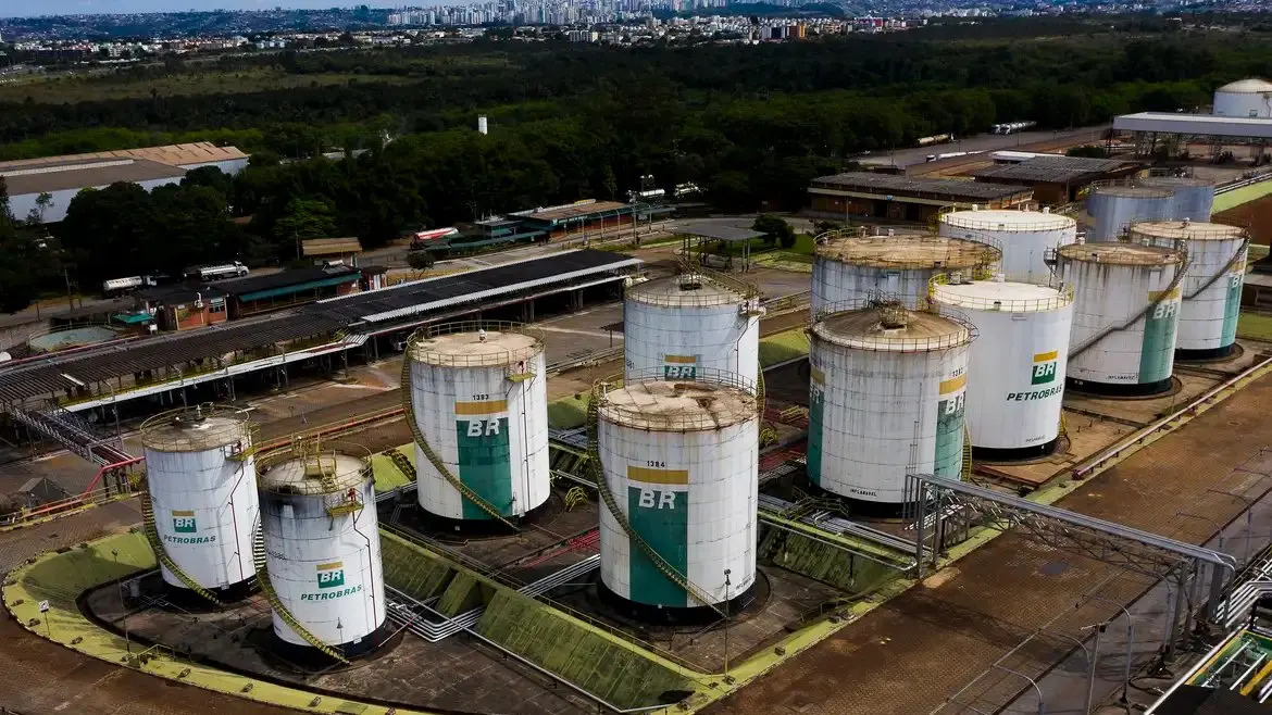 NEGÓCIOS – Petrobras anuncia redução de 5,2% no preço da gasolina para distribuidoras