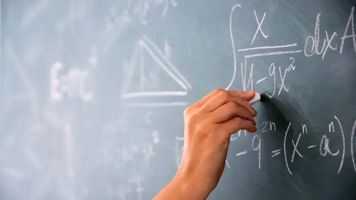 EDUCAÇÃO – Elmano segue MEC e anuncia reajuste de 5,4% no piso dos professores