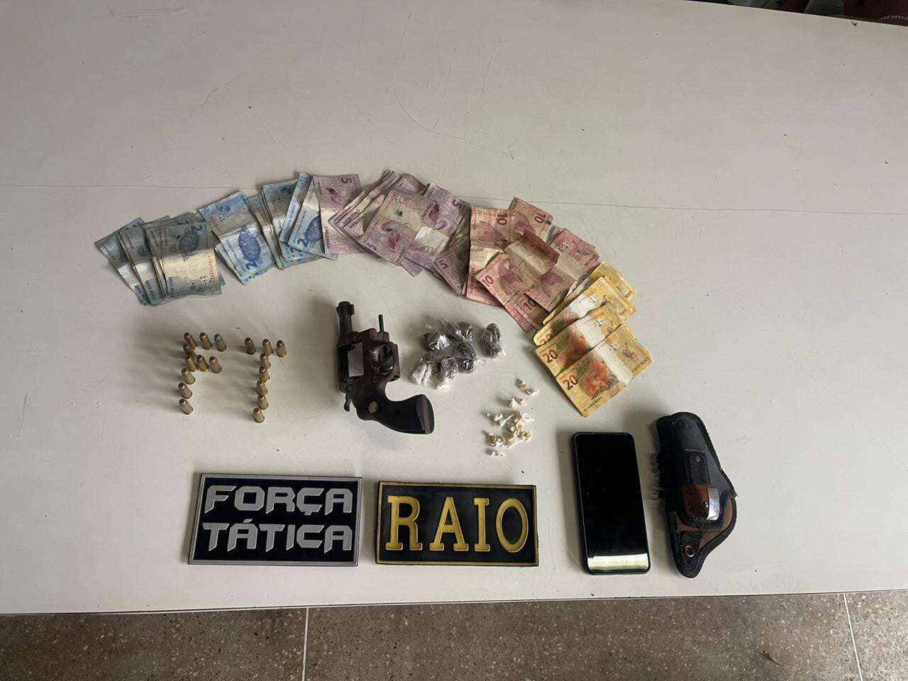 POLÍCIA – PMCE prende dois suspeitos e apreende arma, drogas e munições em Boa Viagem