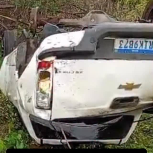 ACIDENTE – Veículo da prefeitura do município de Pedra Branca-CE capota na BR-020