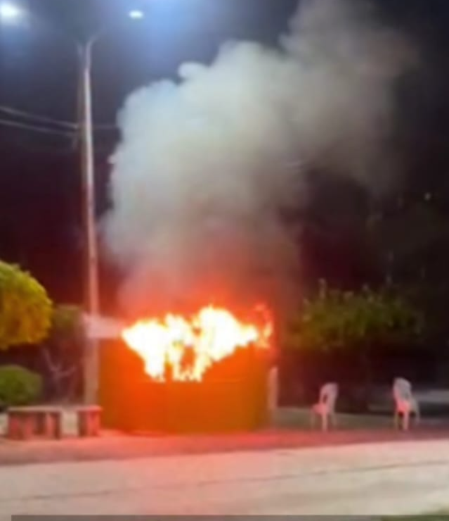 INCÊNDIO – Quiosque pega fogo no centro da cidade de Madalena-CE