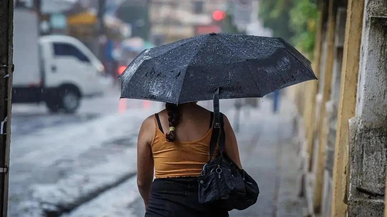 CHUVAS – Fortaleza e mais 80 cidades do CE podem sofrer com chuvas intensas e rajadas de vento até terça (24)