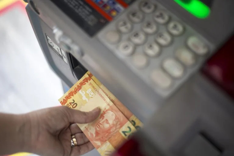 ECONOMIA – Novo valor de R$ 1.621 do salário mínimo começa a ser pago nesta segunda-feira