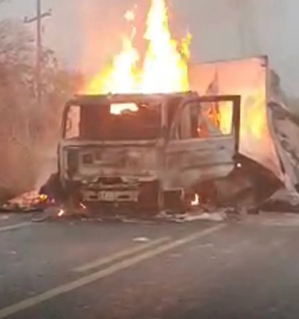 PERIGO – Raio atinge caminhão que pega fogo na rodovia Brigadeiro Antônio Sampaio em Tamboril