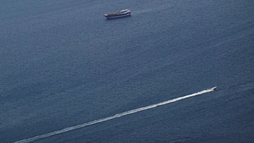 IMPACTO – Petróleo dispara mais de 7% após Irã anunciar fechamento do Estreito de Ormuz e ameaçar incendiar navios