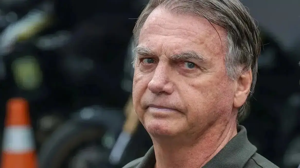 POLÍTICA – Ex presidente Bolsonaro segue estável e sem febre, mas não tem previsão de alta, diz boletim de domingo (22)