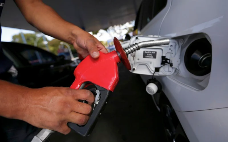 COMBUSTÍVEL – Governo age para conter alta do diesel, propõe redução de ICMS e tenta evitar impacto no frete e na inflação