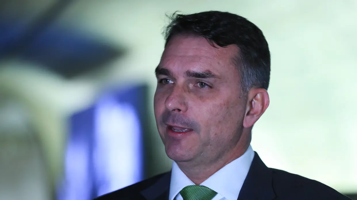 POLÍTICA – Flávio Bolsonaro critica caráter temporário de prisão domiciliar do pai: ‘Contraditória’