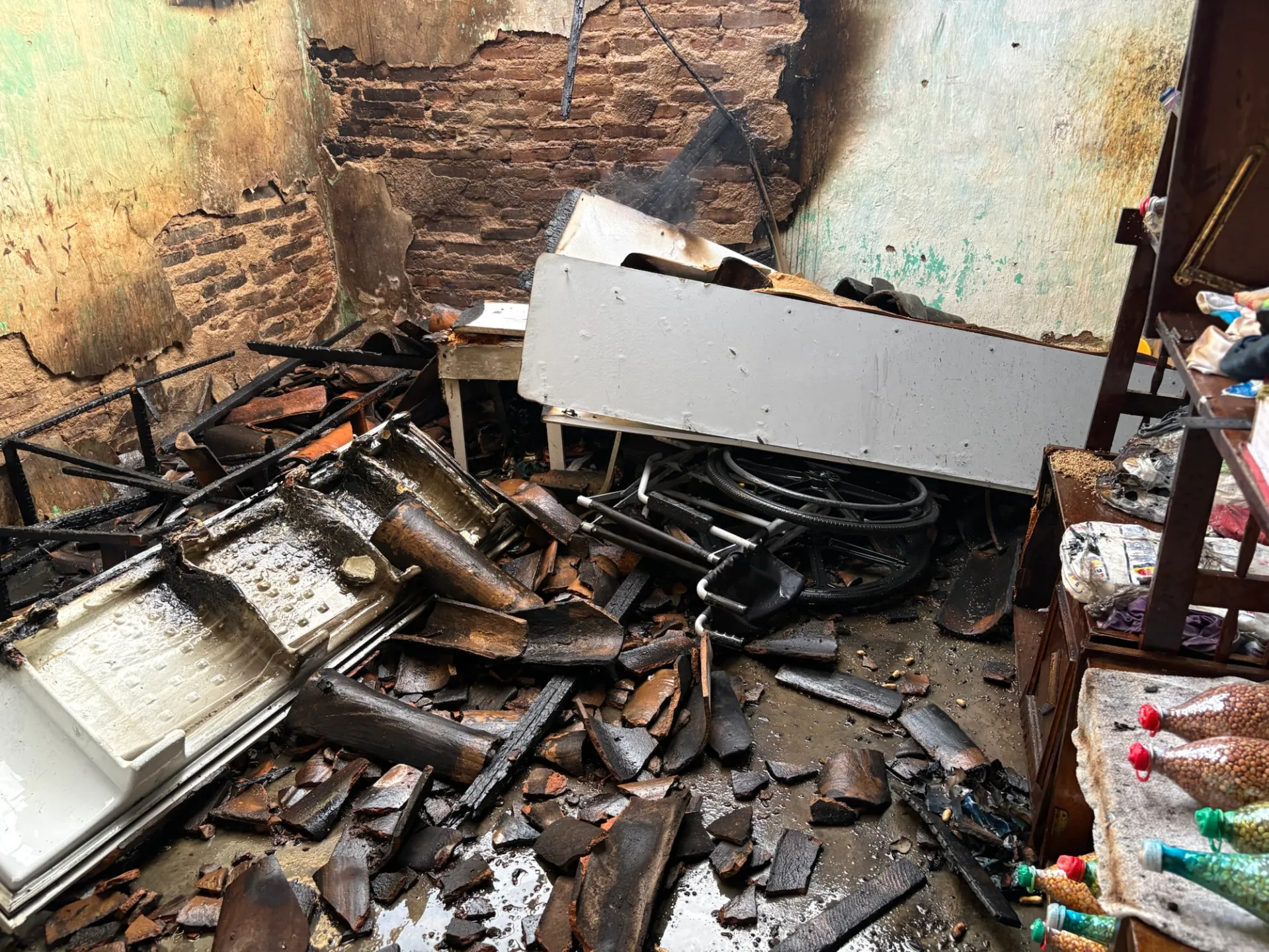 POLÍCIA – Homem coloca fogo na própria residência na cidade de Crateus