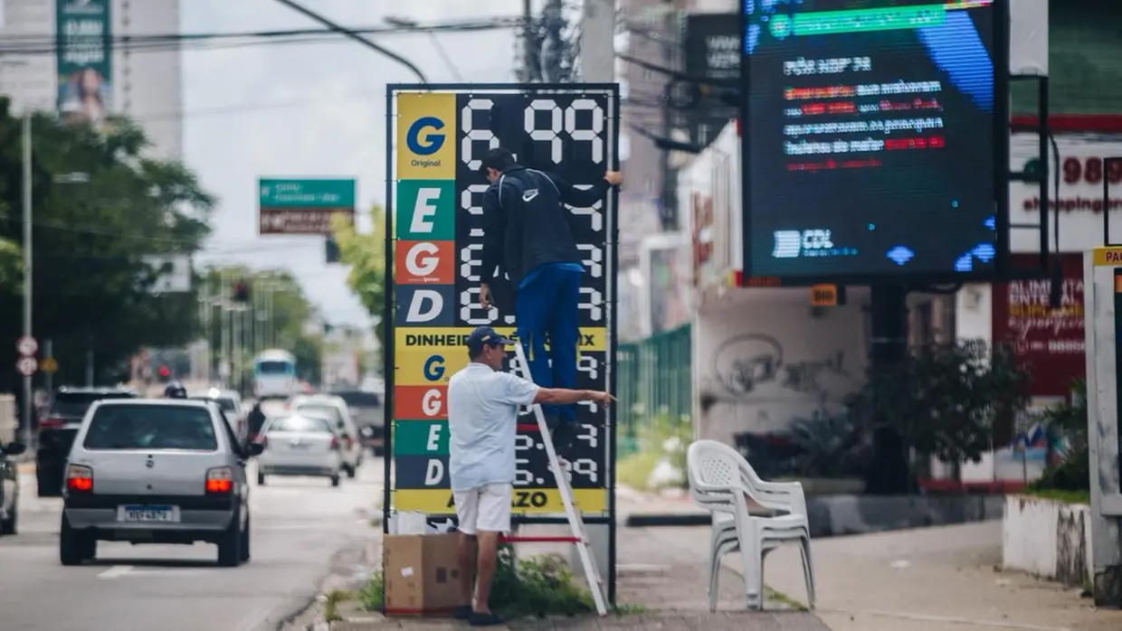COMBUSTÍVEL – Em novo aumento, gasolina comum em Fortaleza chega a R$ 6,99