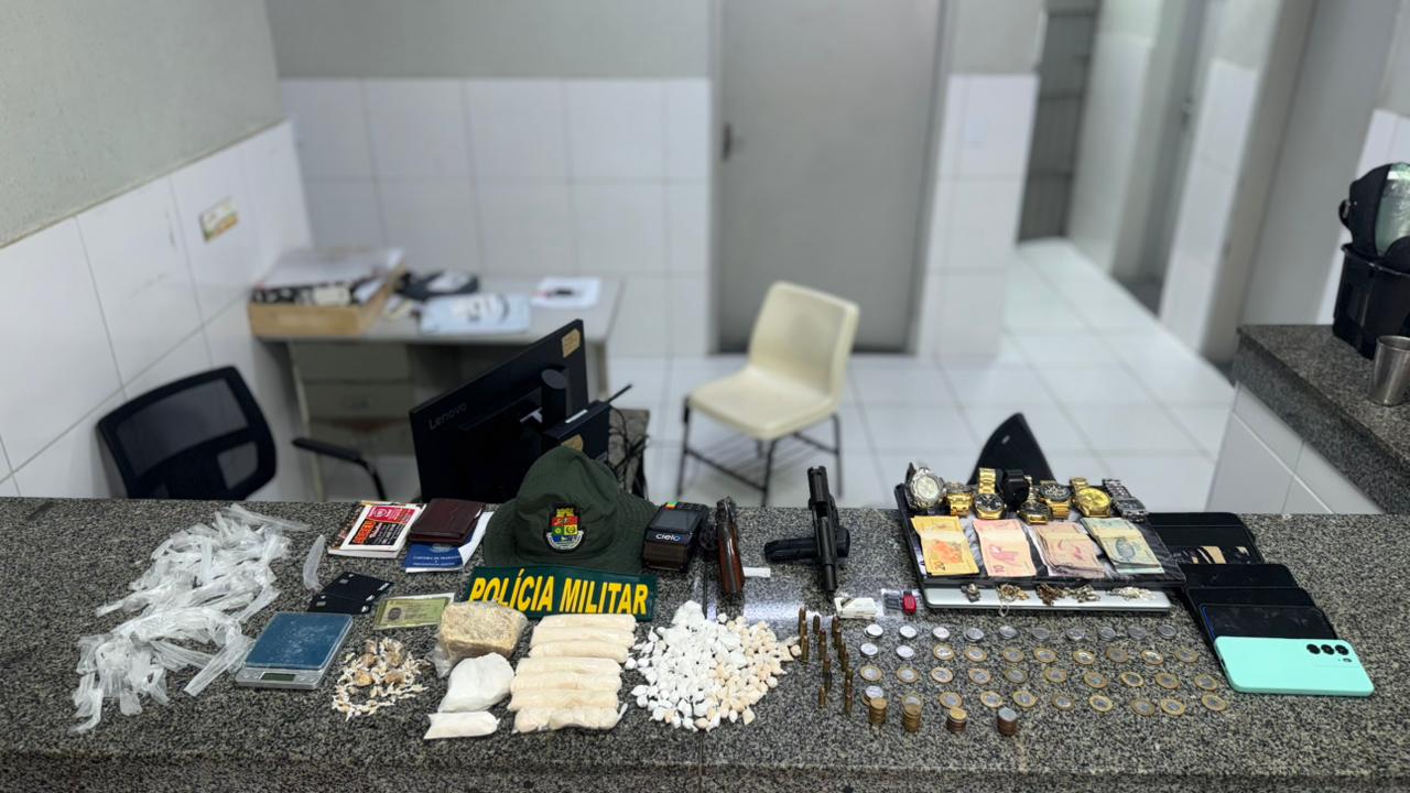POLÍCIA – 1ª Cia/ 13º BPM apreende armas de fogo e drogas e prende suspeito por tráfico em Tauá
