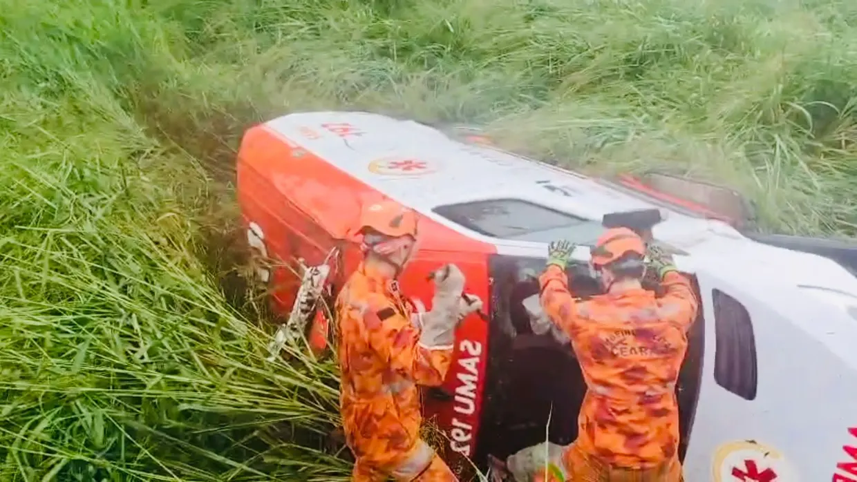 ACIDENTE – Ambulância do Samu capota a caminho de hospital no Ceará