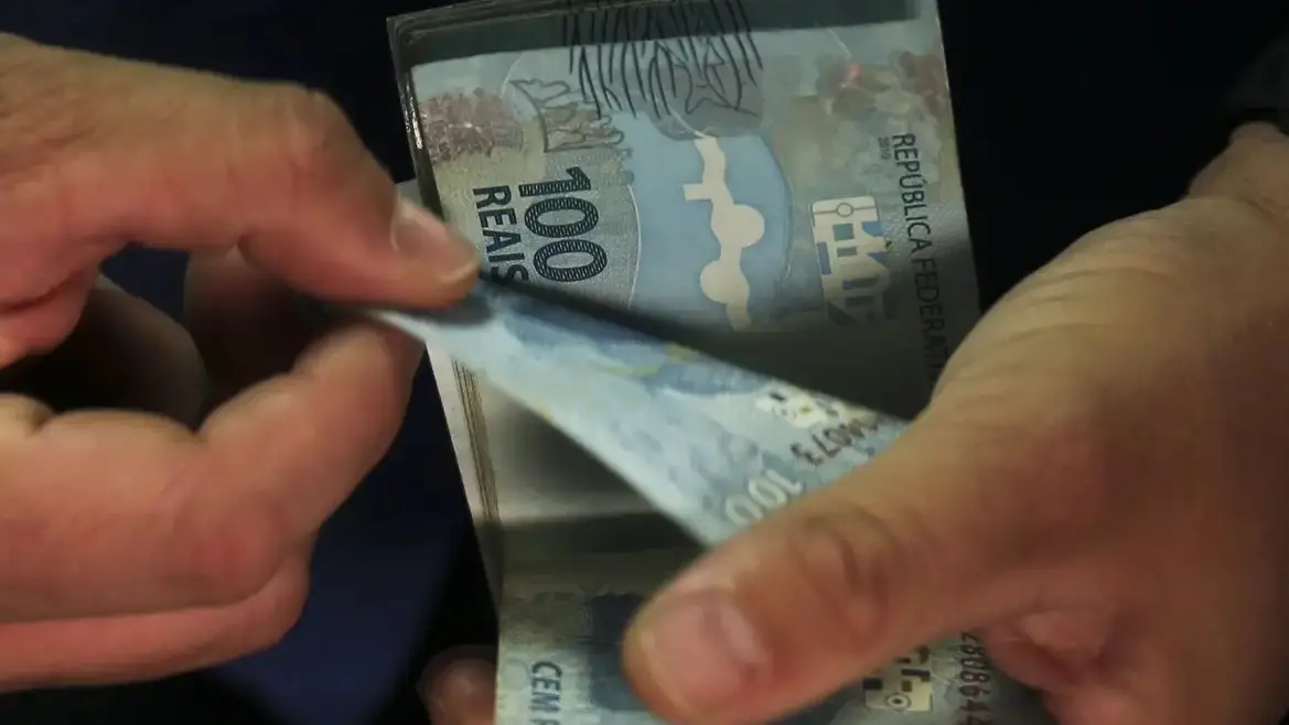 DINHEIRO – Aposentados e pensionistas começam a receber 13º salário nesta sexta (24); veja calendário