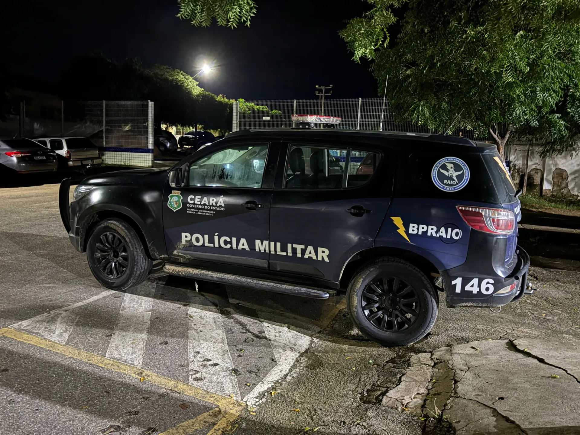 POLÍCIA – Homem é preso pelo Raio, através de mandado de prisão e danifica viatura durante condução em Boa Viagem