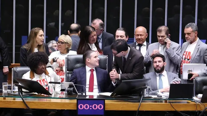 APROVADA – Fim da escala 6×1 é aprovada na Câmara dos Deputados; jornada de trabalho também será reduzida
